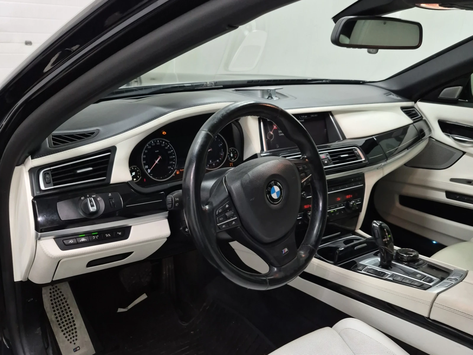 BMW 750 XDRIVE / АВТОКРЕДИТ, снимка 10 - Автомобили и джипове - 55964011