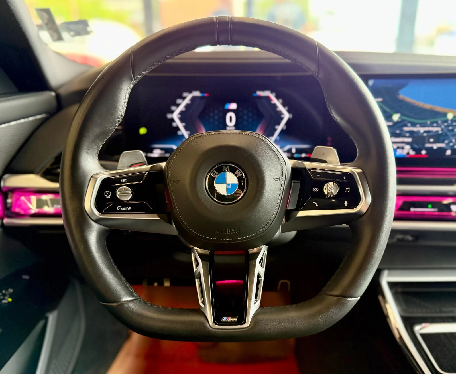 BMW 740 M Sport* Full* B&W* H&U* SkyLounge* ЛИЗИНГ , снимка 10 - Автомобили и джипове - 56293652