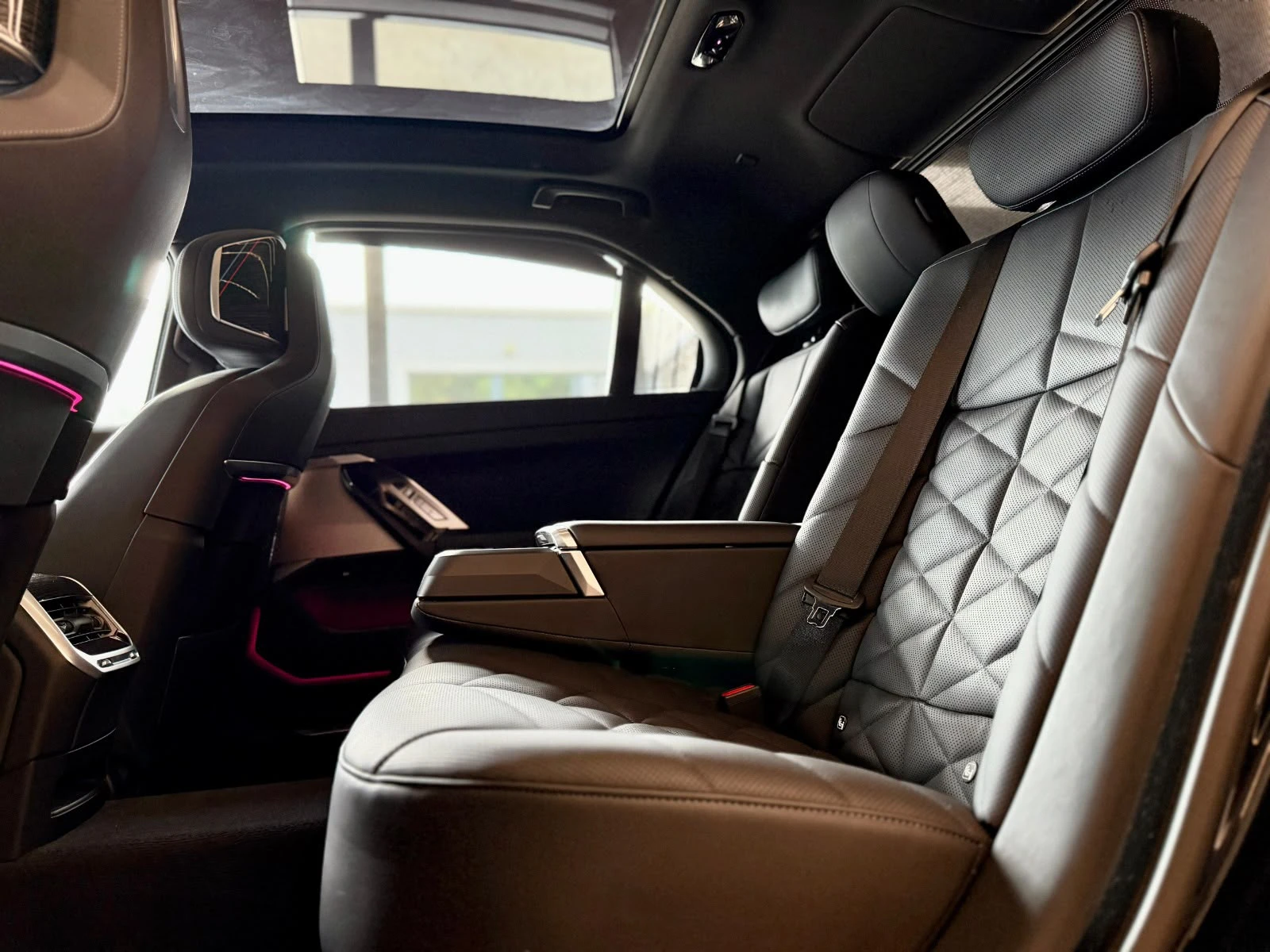 BMW 740 M Sport* Full* B&W* H&U* SkyLounge* ЛИЗИНГ , снимка 15 - Автомобили и джипове - 56293652