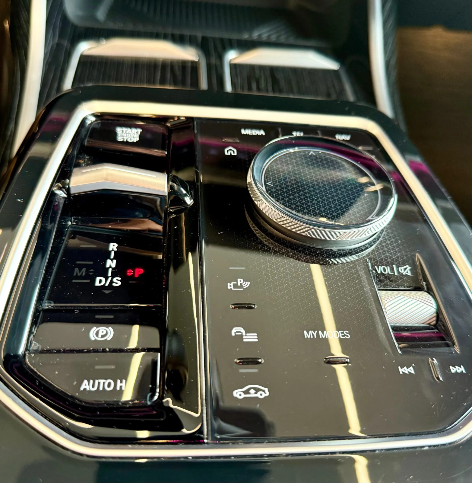 BMW 740 M Sport* Full* B&W* H&U* SkyLounge* ЛИЗИНГ , снимка 13 - Автомобили и джипове - 56293652