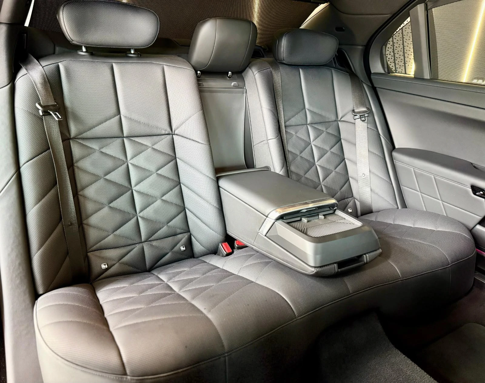 BMW 740 M Sport* Full* B&W* H&U* SkyLounge* ЛИЗИНГ , снимка 16 - Автомобили и джипове - 56293652