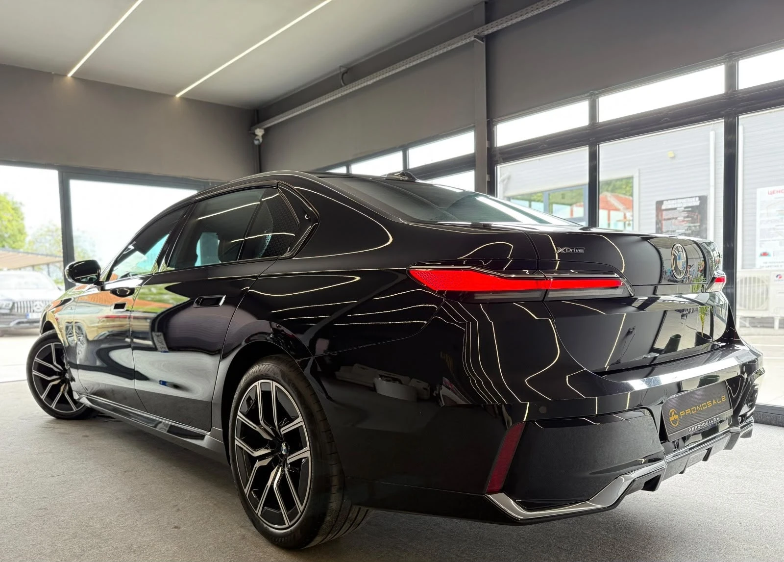 BMW 740 M Sport* Full* B&W* H&U* SkyLounge* ЛИЗИНГ , снимка 4 - Автомобили и джипове - 56293652