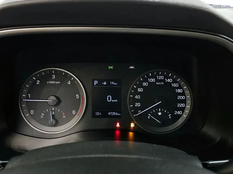 Hyundai Tucson 2.0 2Wd Smart, снимка 8 - Автомобили и джипове - 55938233
