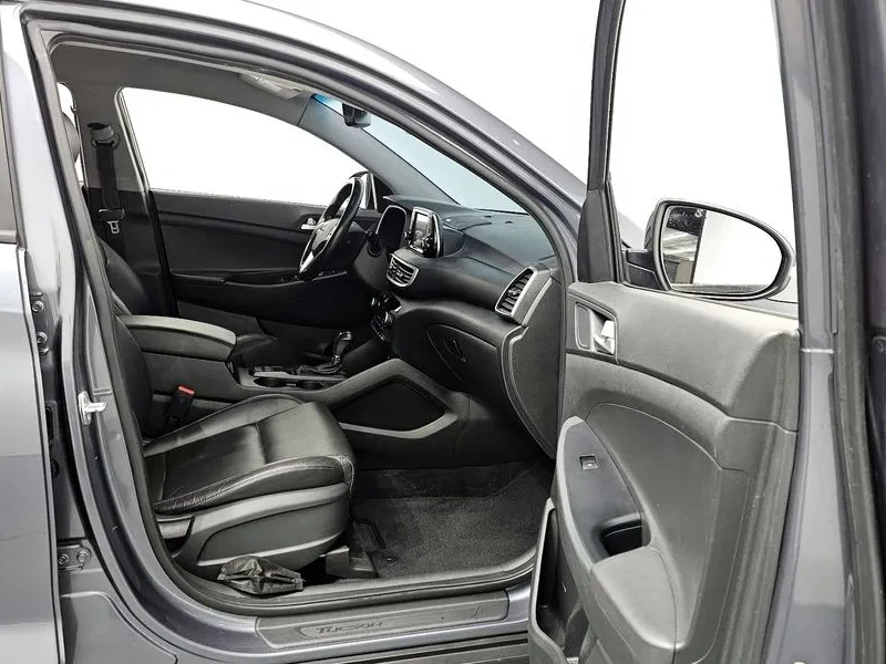 Hyundai Tucson 2.0 2Wd Smart, снимка 11 - Автомобили и джипове - 55938233