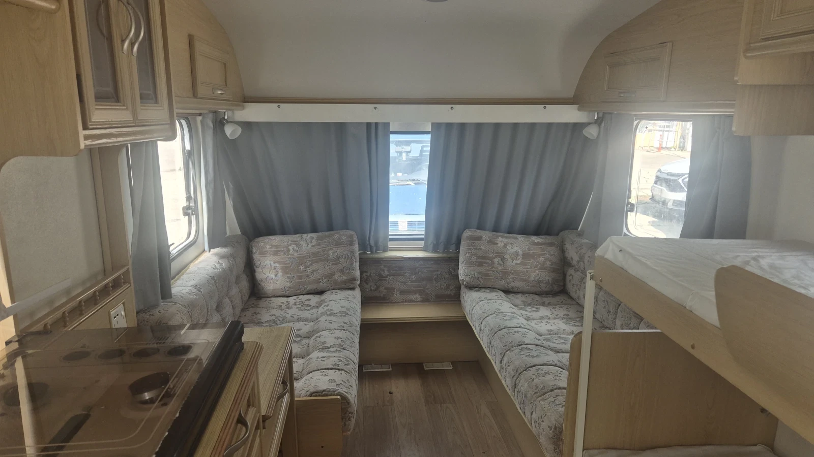 Каравана Bailey Beachcomber Club 470/4, снимка 9 - Каравани и кемпери - 54941513