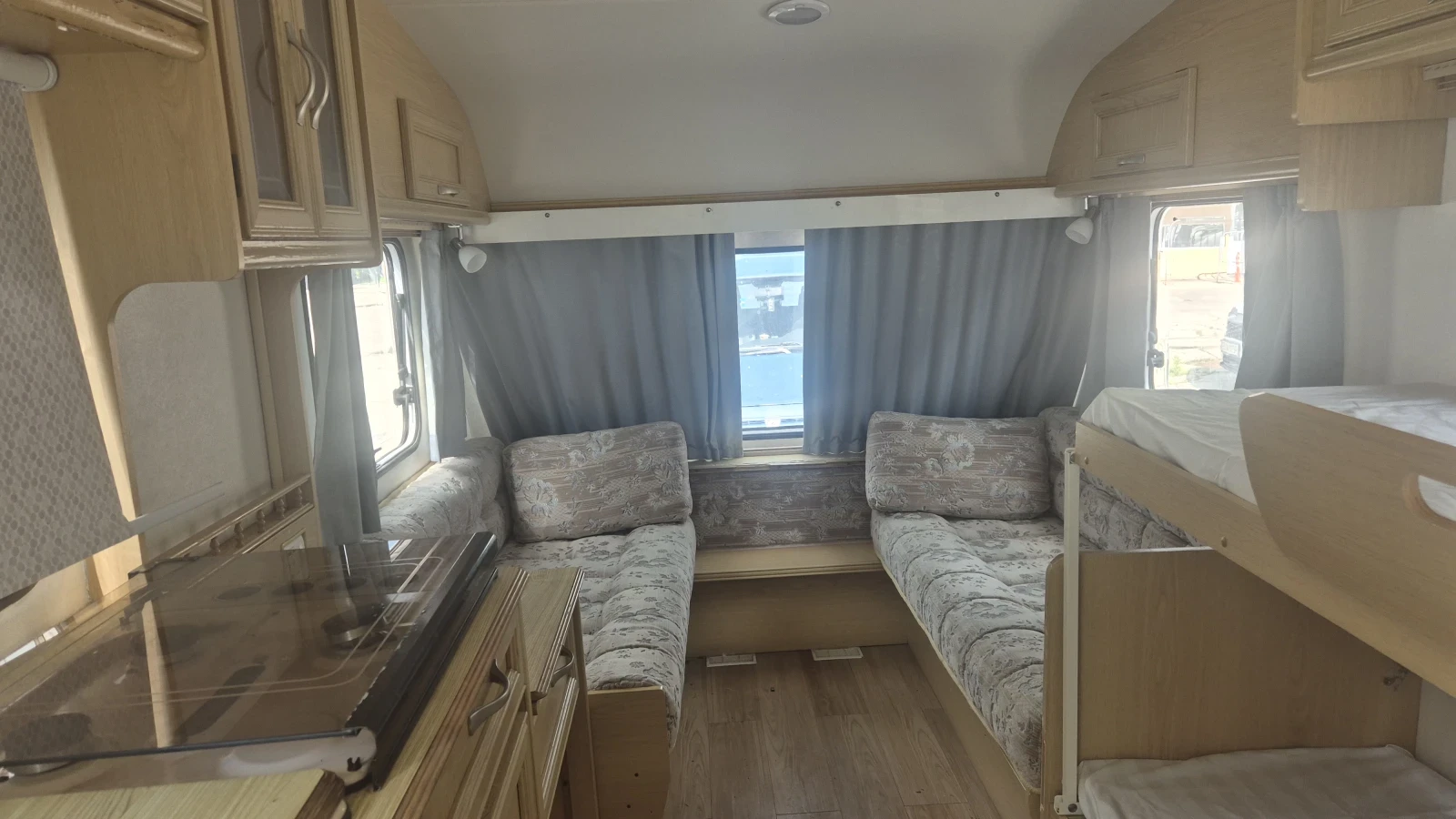 Каравана Bailey Beachcomber Club 470/4, снимка 14 - Каравани и кемпери - 54941513