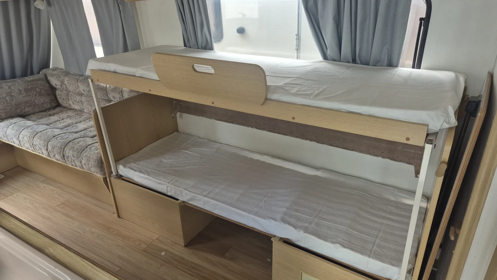 Каравана Bailey Beachcomber Club 470/4, снимка 7 - Каравани и кемпери - 55073749