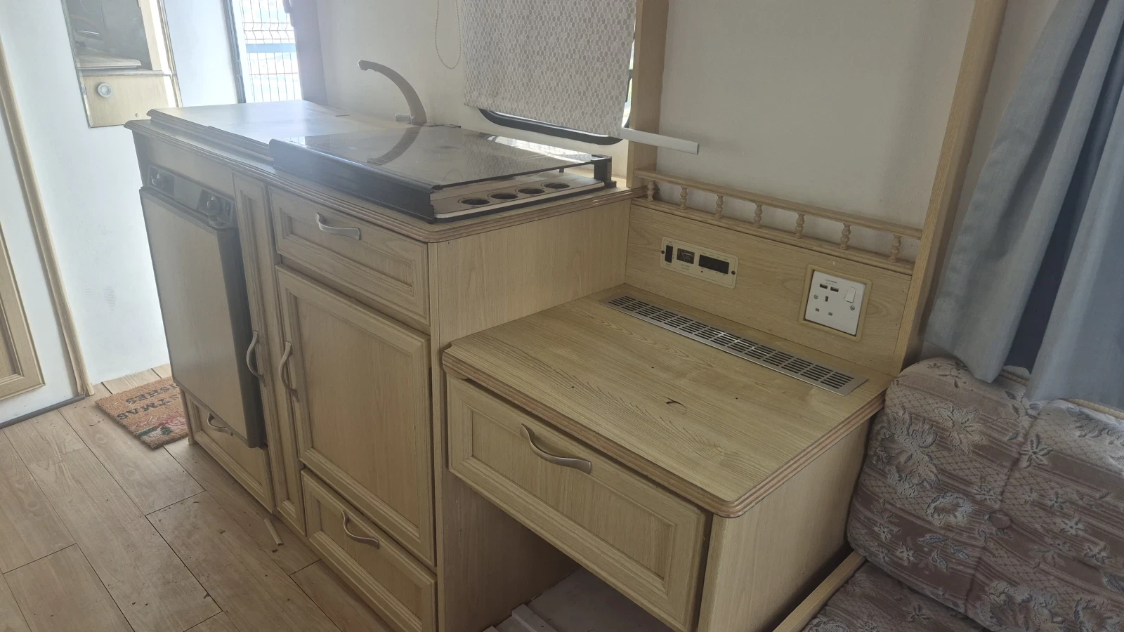 Каравана Bailey Beachcomber Club 470/4, снимка 6 - Каравани и кемпери - 54941513