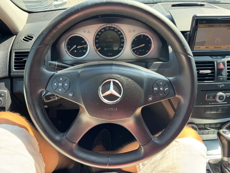 Mercedes-Benz C 320 ПАНОРАМА* КОЖА* NAVI* ЩОРИ* AVANTGARDE* , снимка 4 - Автомобили и джипове - 51668328