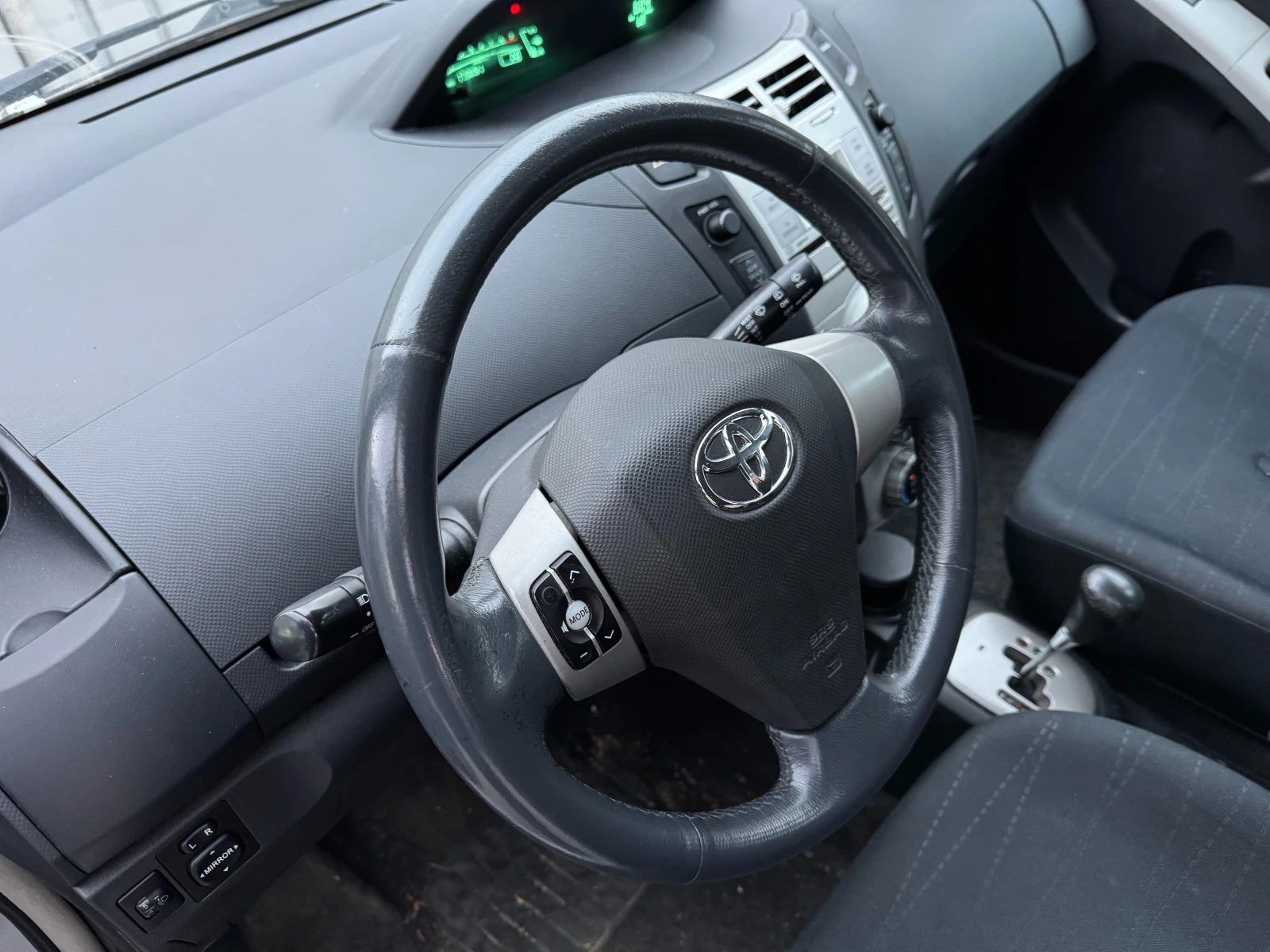 Toyota Yaris 1.3i - изображение 8