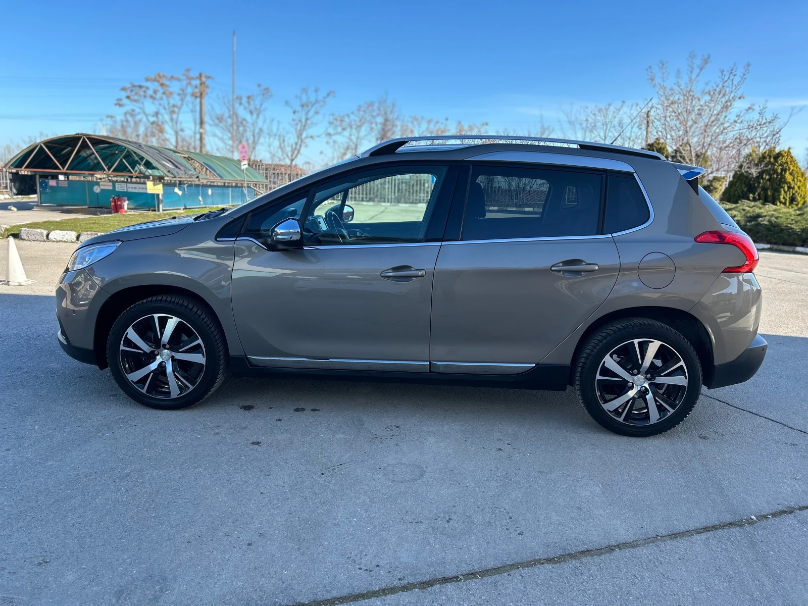 Peugeot 2008 1.6HDI-115k.c-FULL ALLURE!!ПАНОРАМА-КОЖА-ЛЕД-НАВИ!, снимка 17 - Автомобили и джипове - 53429625