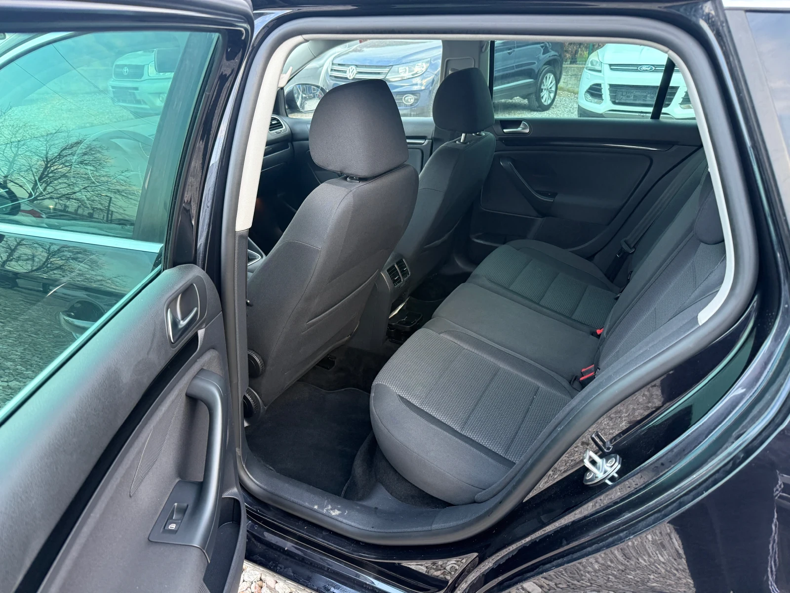 VW Golf Variant 1.6 TDI, снимка 8 - Автомобили и джипове - 53763460