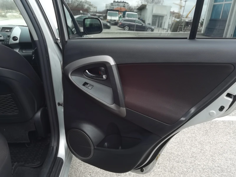Toyota Rav4 2.2D4D 136 ks, снимка 10 - Автомобили и джипове - 53427861