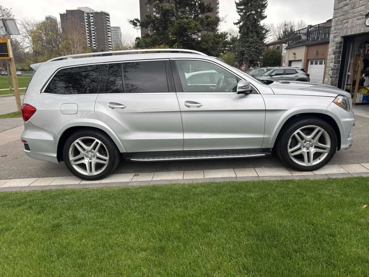 Mercedes-Benz GL 350 AMG-pkg| Air Suspension | 360 | Soft Close | Пано , снимка 4 - Автомобили и джипове - 54465907