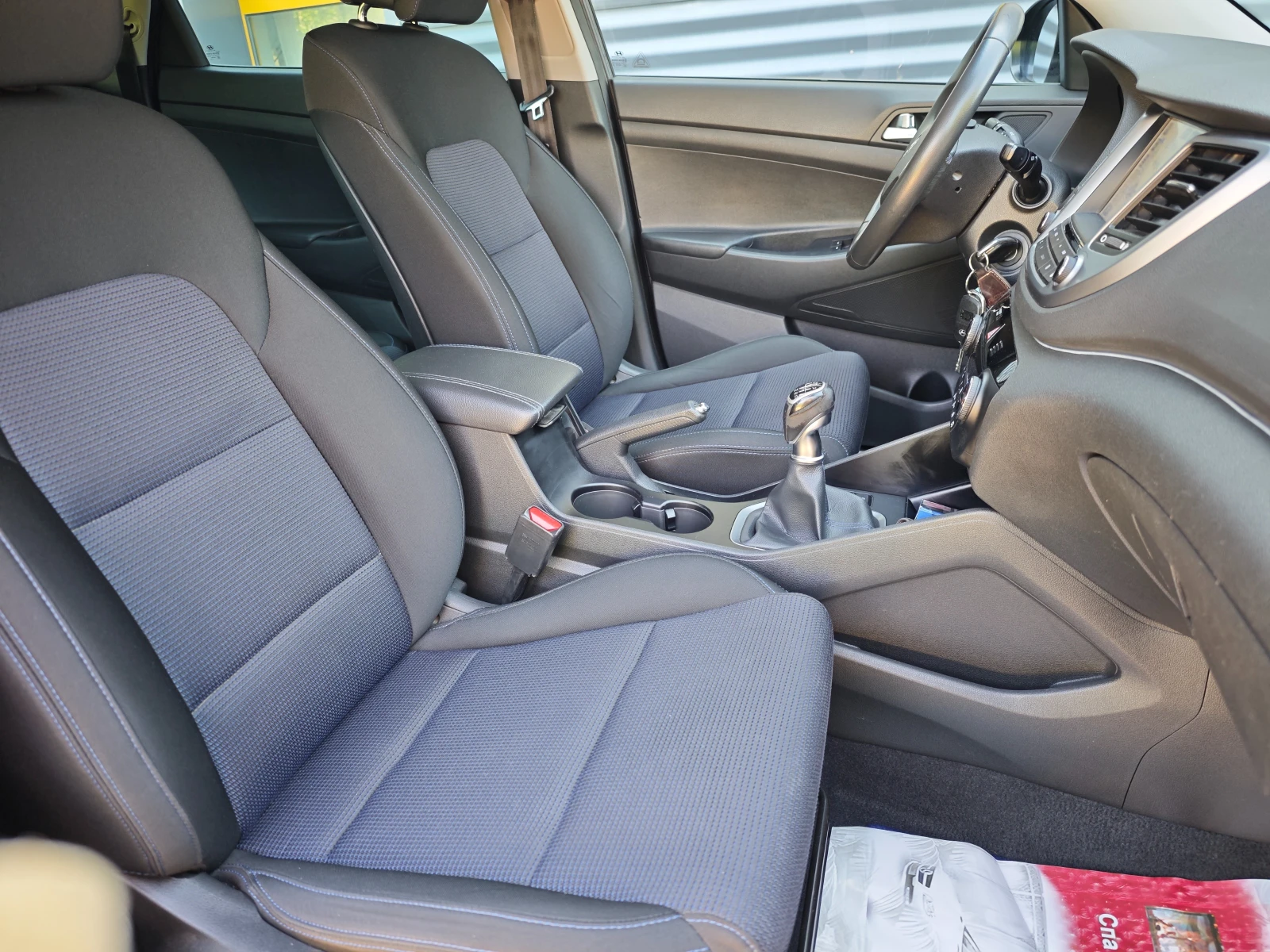 Hyundai Tucson 1.6i, снимка 11 - Автомобили и джипове - 54977219