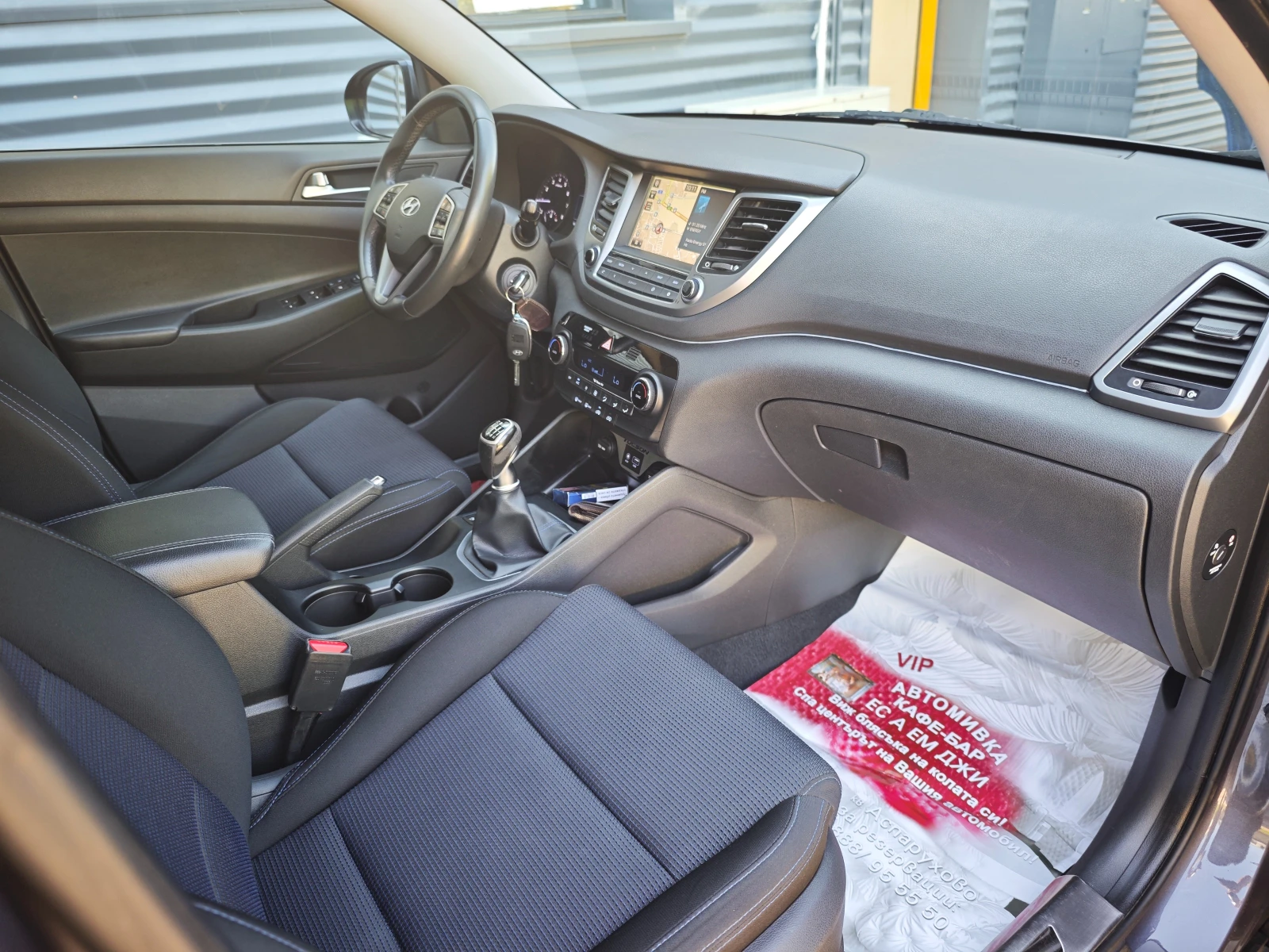 Hyundai Tucson 1.6i, снимка 12 - Автомобили и джипове - 54977219