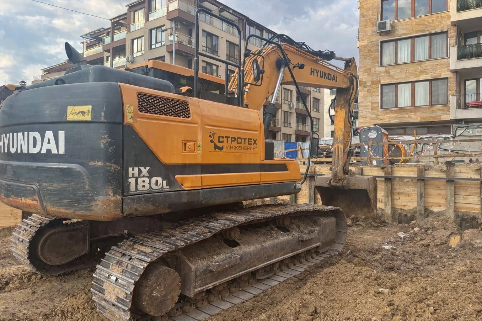 Багер Hyundai HX180, снимка 3 - Индустриална техника - 54025156