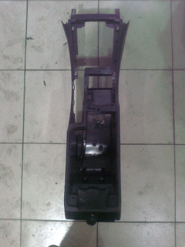 конзола около ръчна спирачка за Peugeot 407 2.2 16V 160к.с. на части (д)