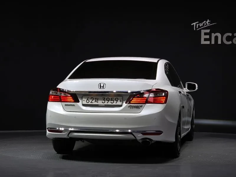 Honda Accord 2.4 9TH GENERATION, снимка 4 - Автомобили и джипове - 54956689