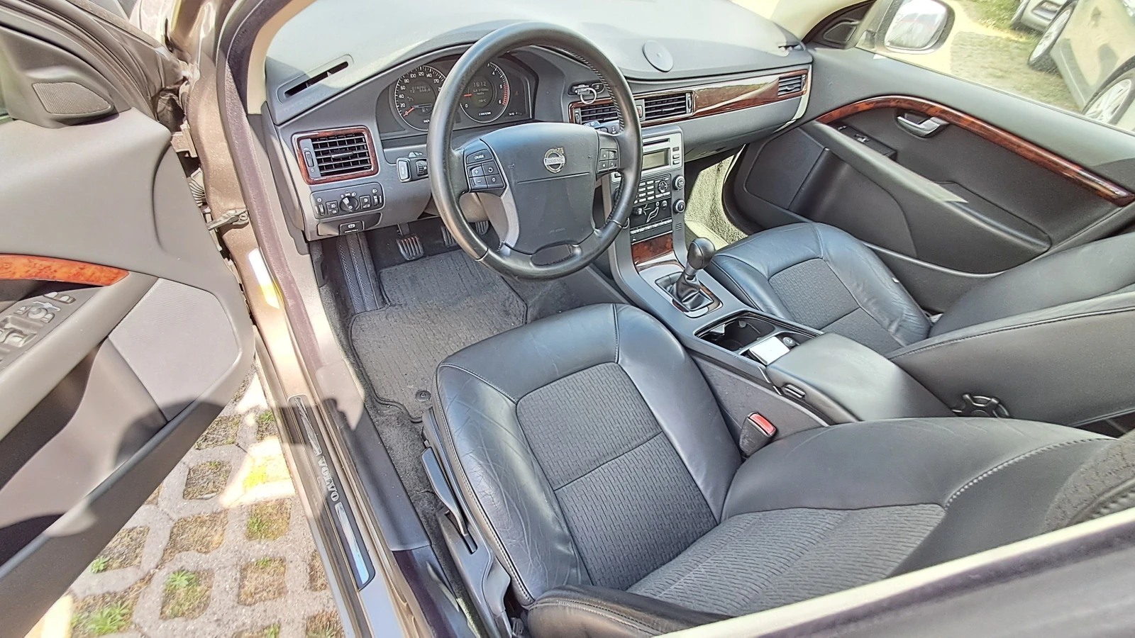 Volvo V70 FULL РЕАЛ КМ ИЗКЛЮЧИТЕЛЕН 2.4D-163 СЕРВ КНИЖ УНИКТ, снимка 6 - Автомобили и джипове - 7909209