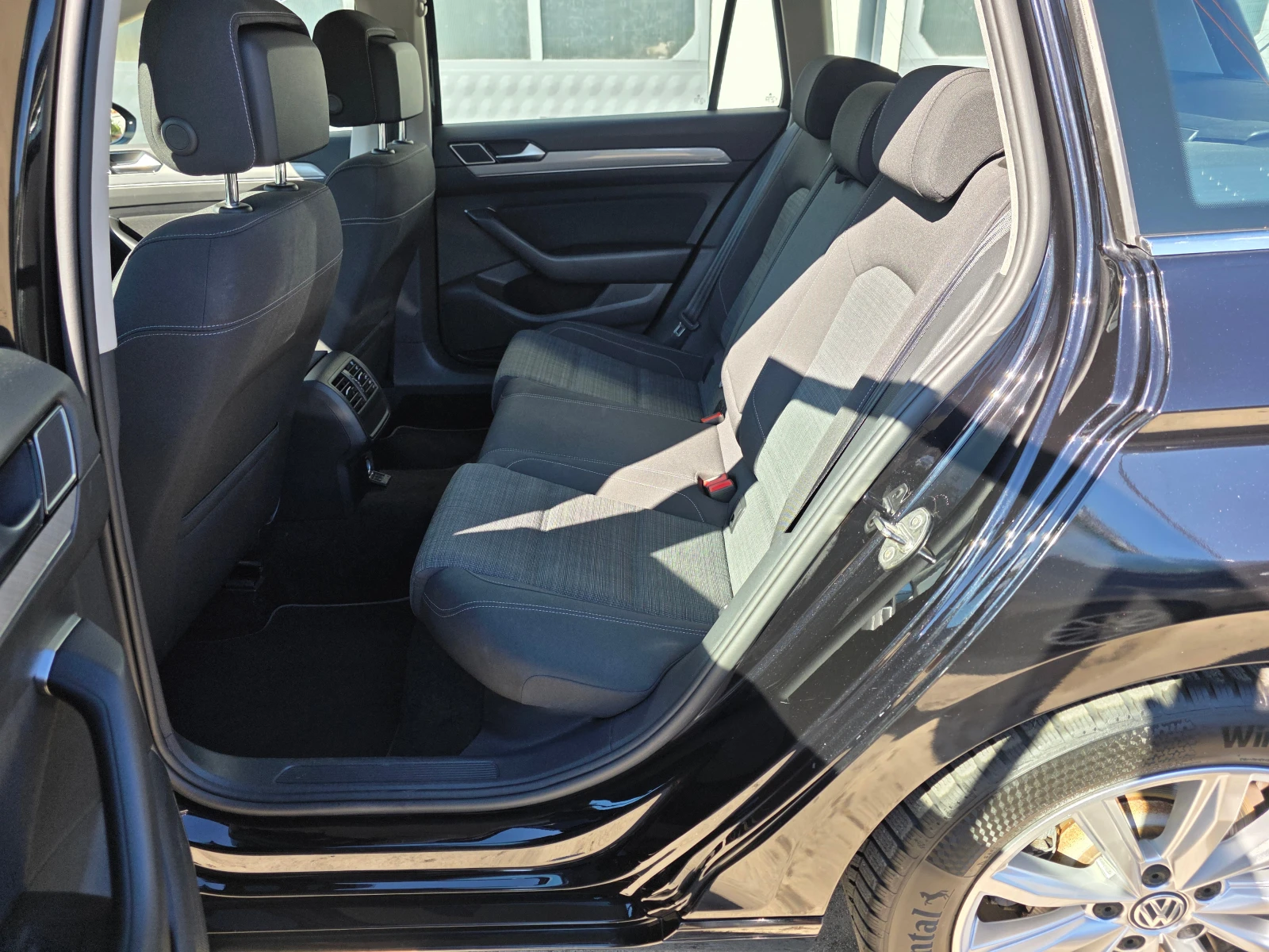 VW Passat 1.6TDI 113000km! KATO HOB - изображение 10