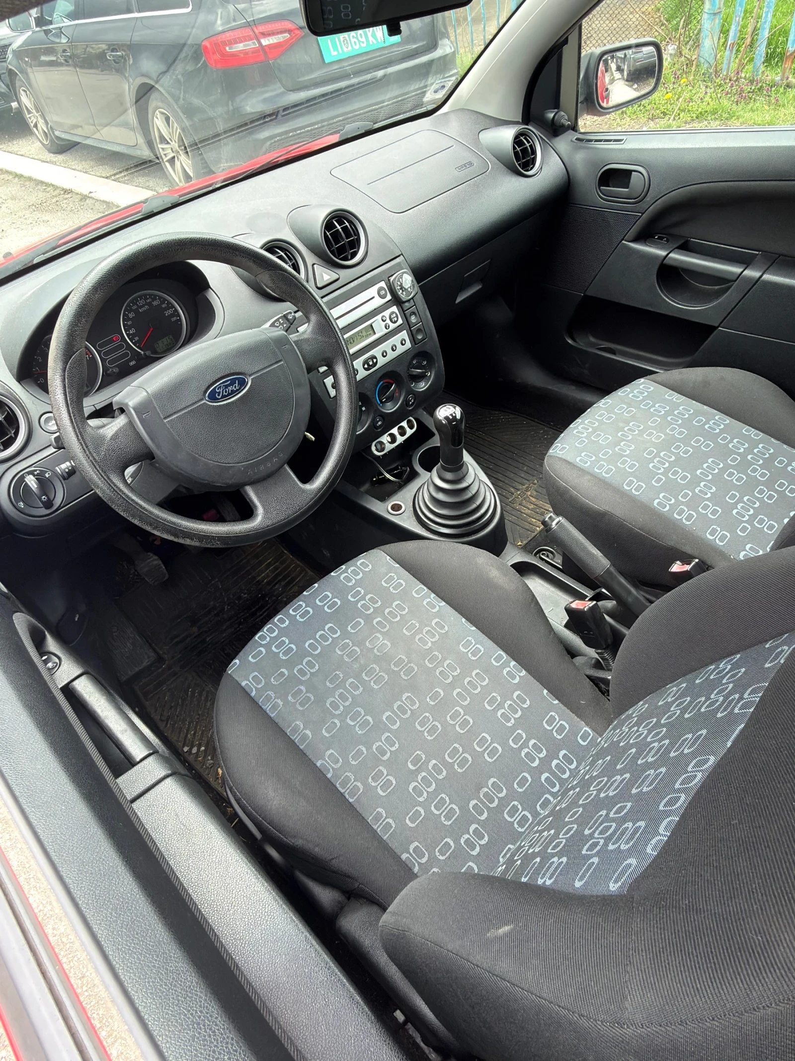 Ford Fiesta 1.3i klima, снимка 12 - Автомобили и джипове - 54096908