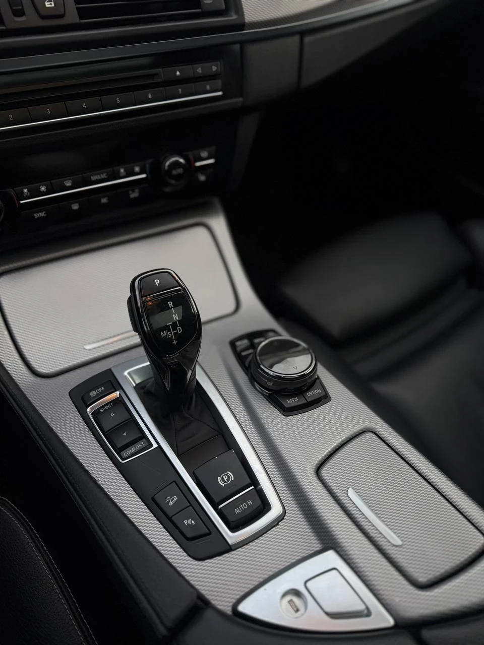 BMW 535 i xDrive HUD/H&K/LED ADAPTIVE, снимка 14 - Автомобили и джипове - 55225324