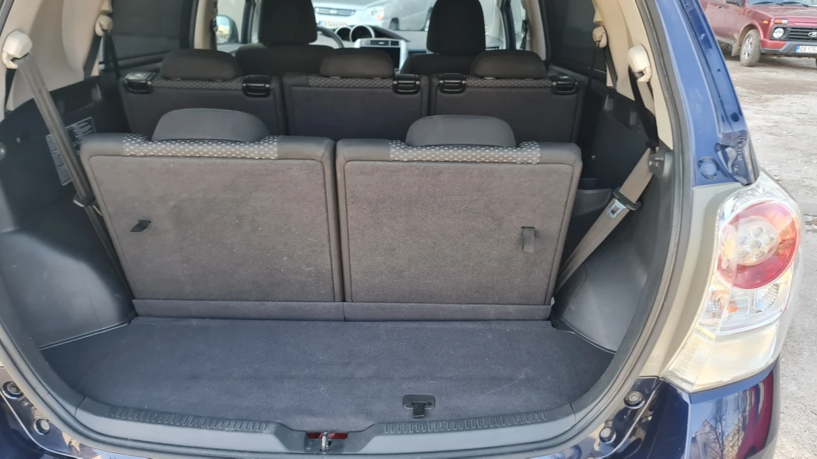 Toyota Verso 1.8 valvematic keyless 7места, снимка 13 - Автомобили и джипове - 53756067