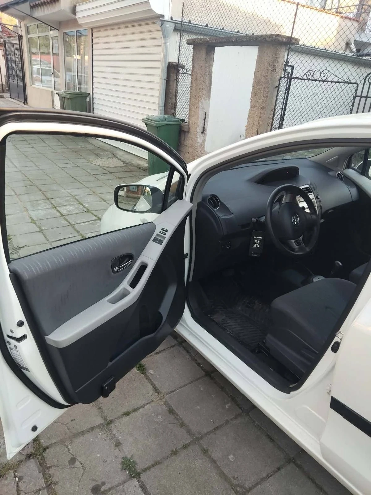 Toyota Yaris 1.33, снимка 6 - Автомобили и джипове - 54346471