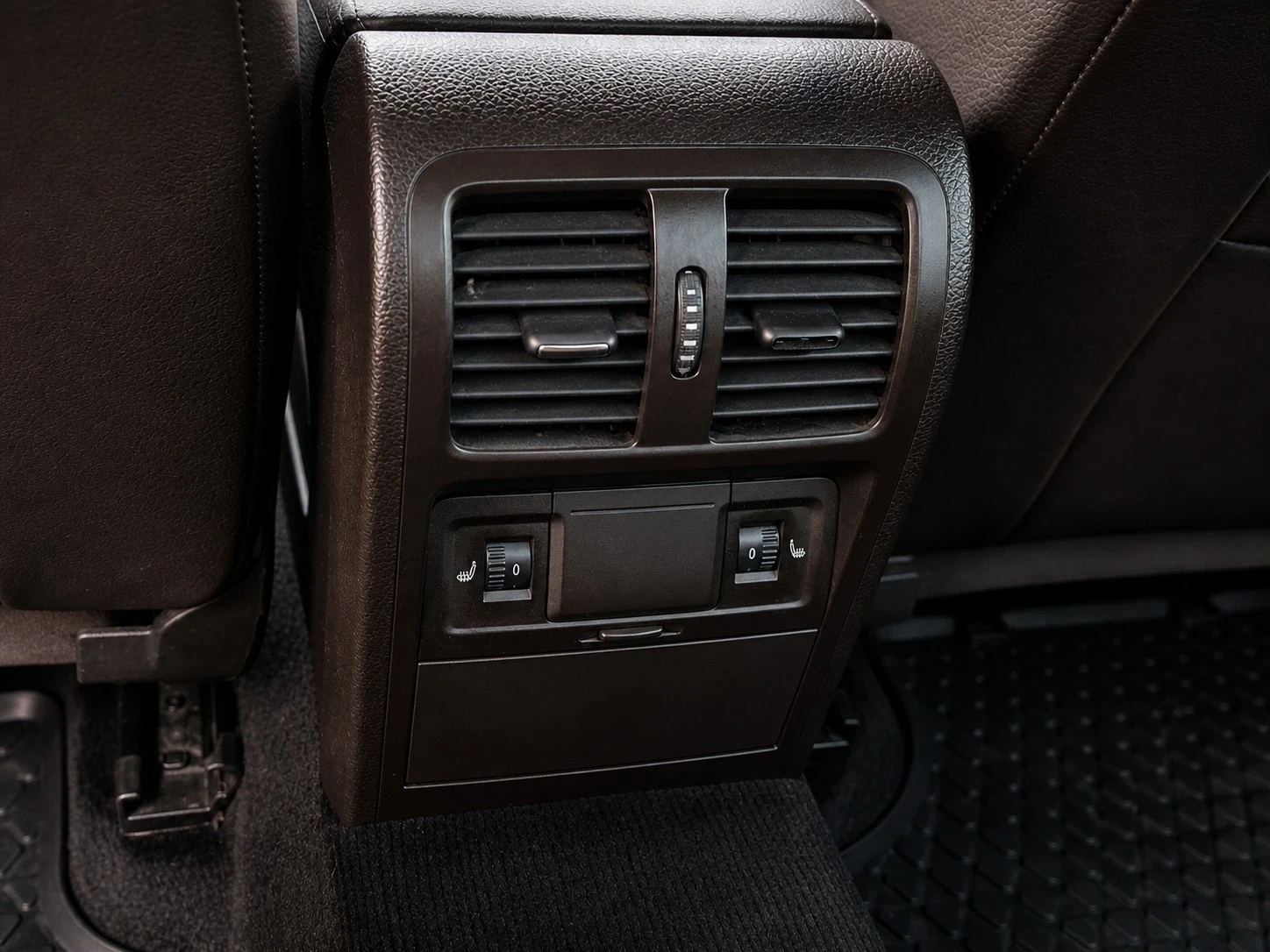 VW Passat 2.0 TDI/СЕДАН/КОЖА/ПЕЧКА/ПОДГРЕВ, снимка 17 - Автомобили и джипове - 54402436