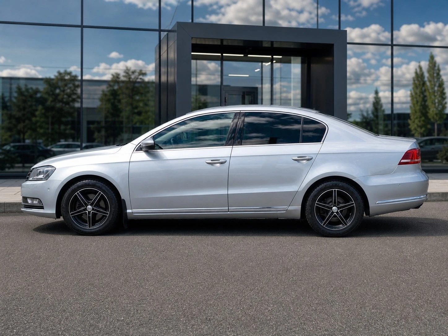 VW Passat 2.0 TDI/СЕДАН/КОЖА/ПЕЧКА/ПОДГРЕВ, снимка 2 - Автомобили и джипове - 54402436