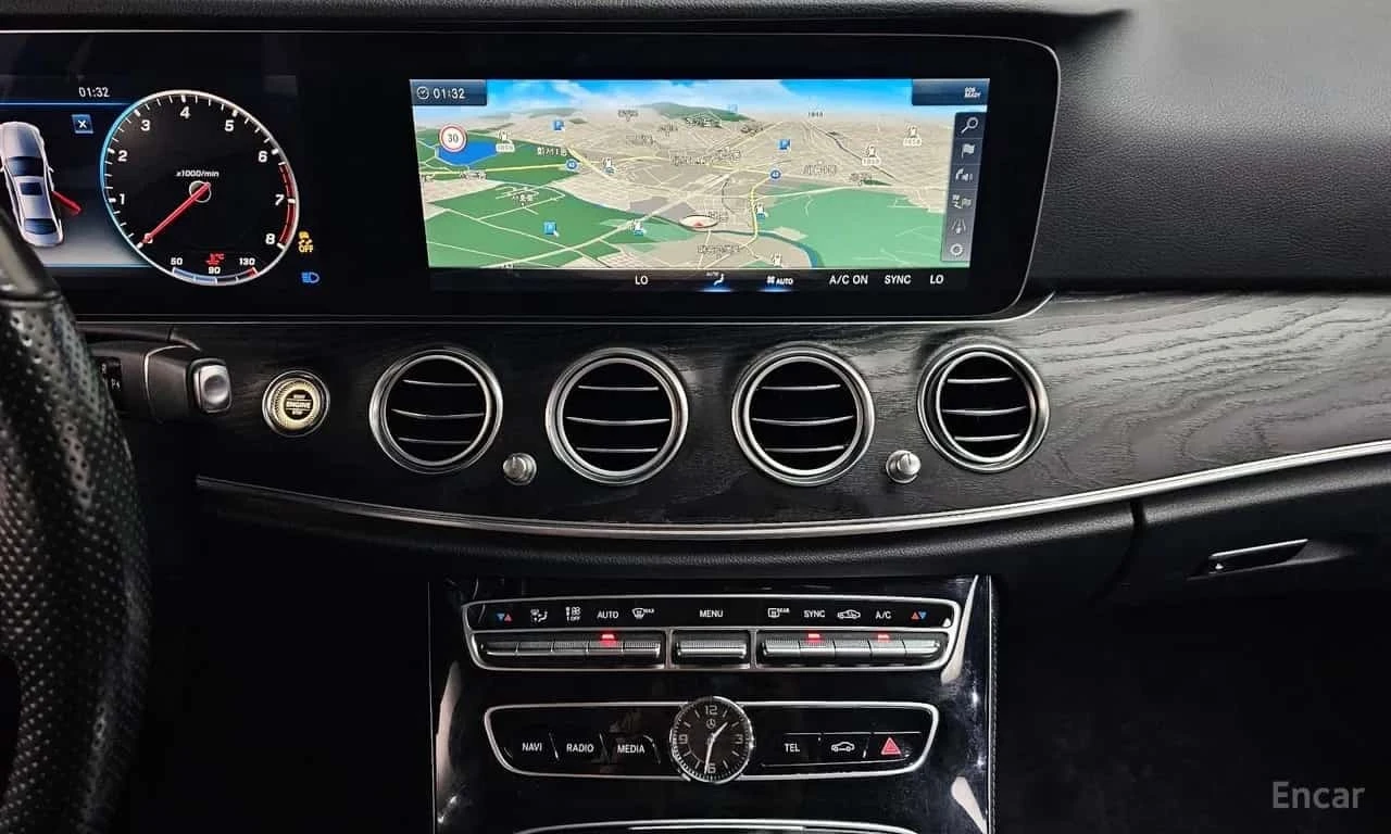 Mercedes-Benz E 300 * 4MATIC * HEAD UP * ПОДГРЕВ * ФИКСИРАНА ЦЕНА * , снимка 14 - Автомобили и джипове - 56314111