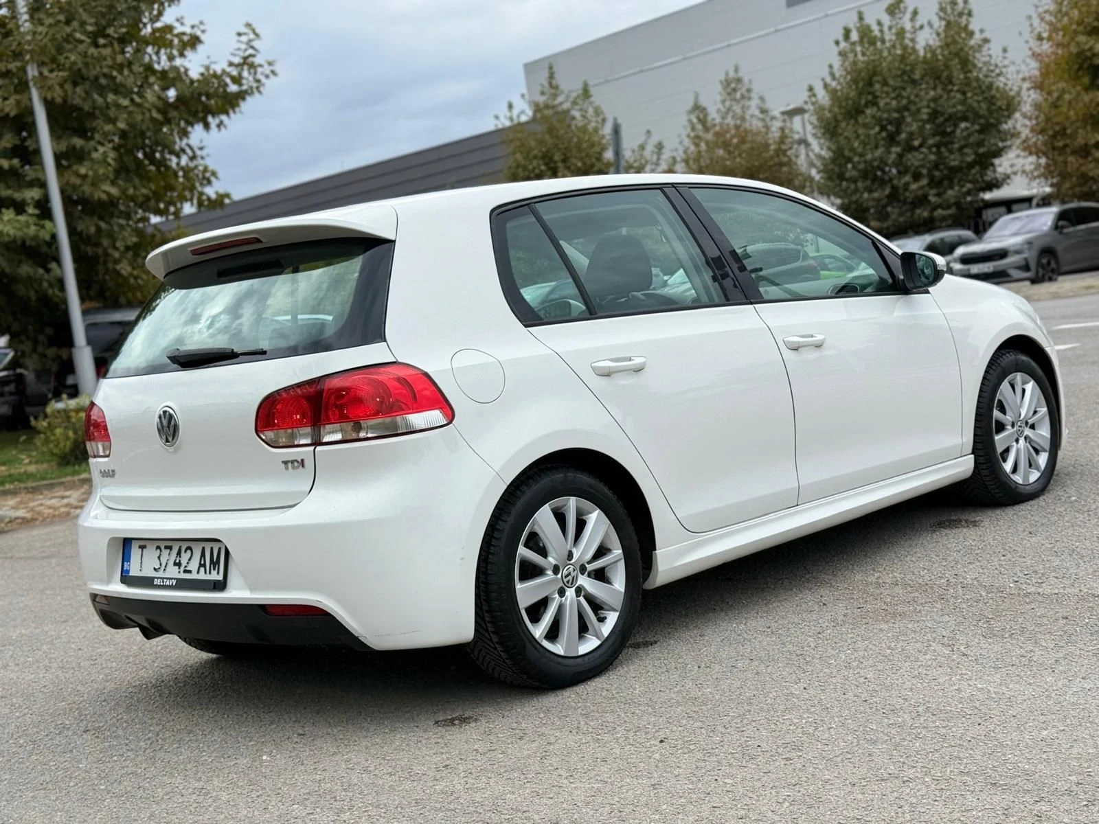 VW Golf 1.6TDI/105ps/БЯЛА ПЕРЛА/НАПЪЛНО ОБСЛУЖЕН/4 ВРАТИ