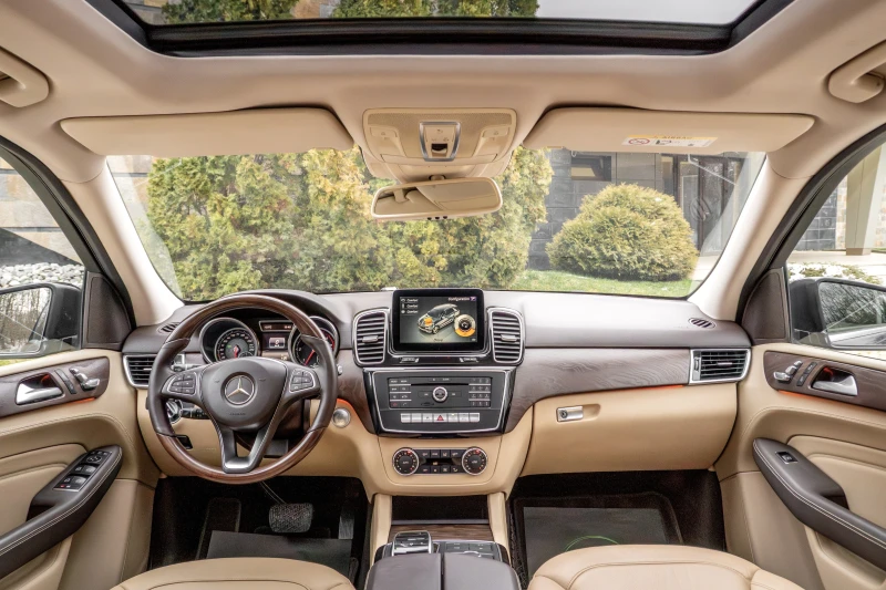 Mercedes-Benz GLE 350 d* 4MATIC* AMG* 9G* PANORAMA* 3XTV* DESIGN* KEYLES, снимка 13 - Автомобили и джипове - 53103296