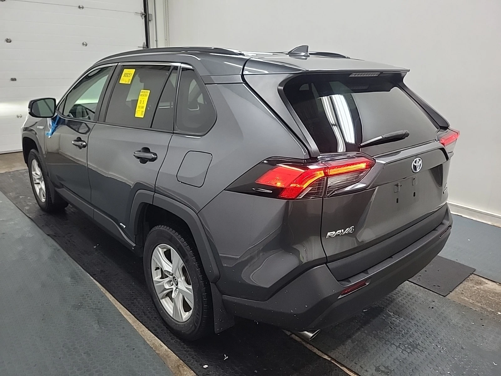 Toyota Rav4 * HYBRID LE * АВТОКРЕДИТ БЕЗ ПЪРВОНАЧАЛНА ВНОСКА, снимка 6 - Автомобили и джипове - 55815888