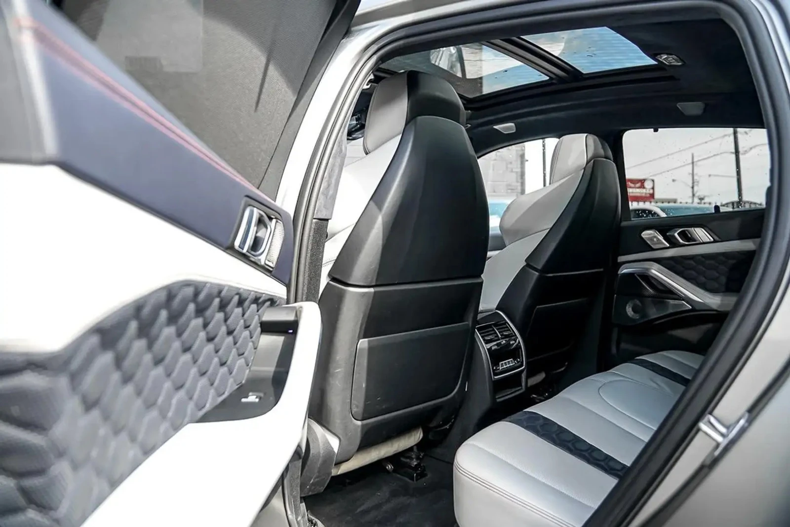BMW X6 M COMPETITION* FIRST EDITION* LASER* DIS* МАСАЖ* H, снимка 16 - Автомобили и джипове - 56317313