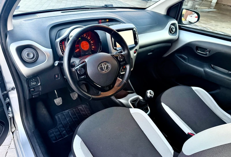 Toyota Aygo 1.0, снимка 10 - Автомобили и джипове - 49437834