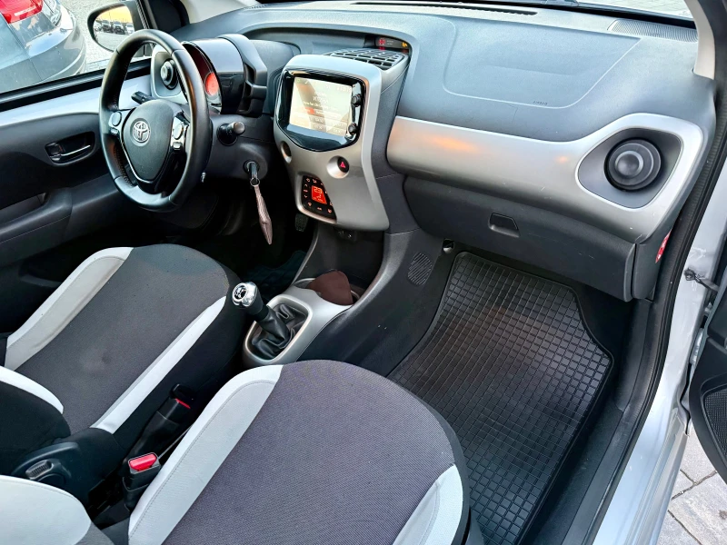 Toyota Aygo 1.0, снимка 14 - Автомобили и джипове - 49437834