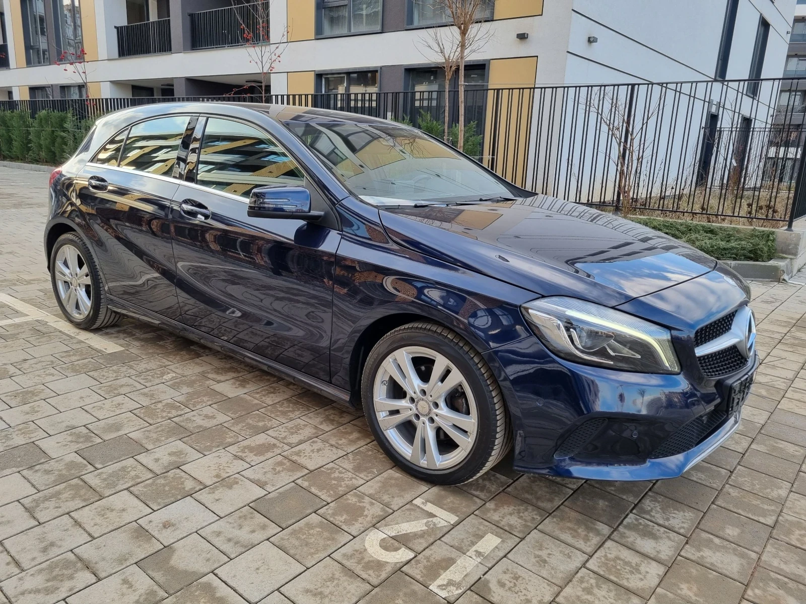 Mercedes-Benz A 180 AMG LINE - изображение 4