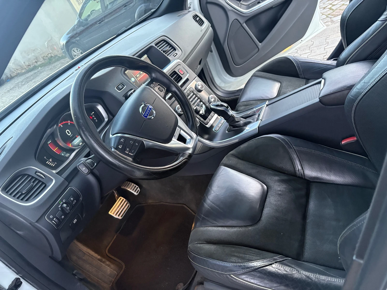 Volvo V60 PLUG IN HYBRID DIESEL, снимка 8 - Автомобили и джипове - 54095985