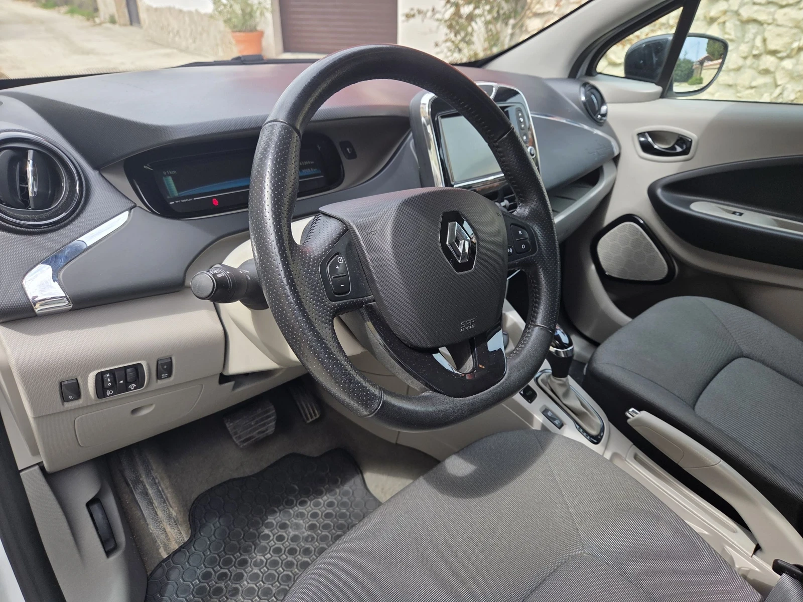 Renault Zoe, снимка 5 - Автомобили и джипове - 54373963