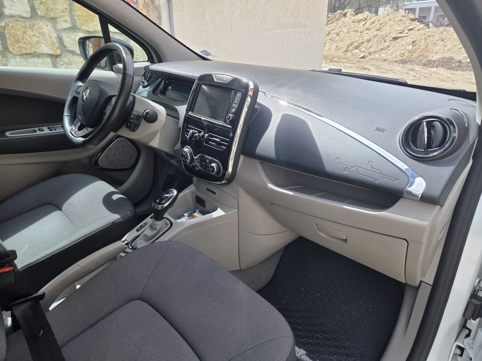 Renault Zoe, снимка 8 - Автомобили и джипове - 54373963