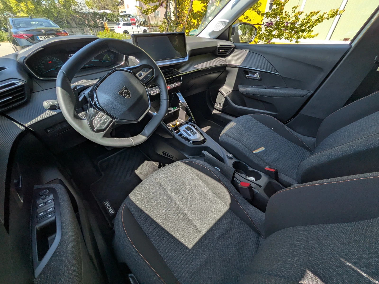 Peugeot 208 HYBRID, снимка 6 - Автомобили и джипове - 54456765