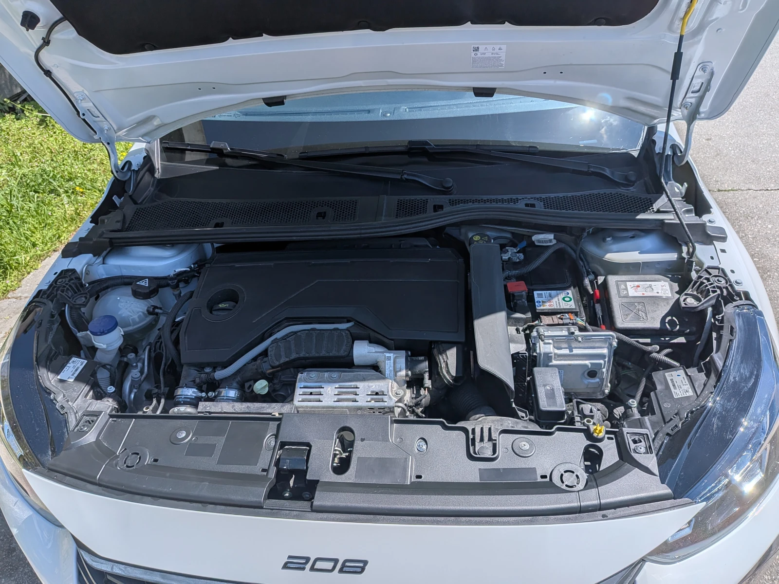 Peugeot 208 HYBRID, снимка 9 - Автомобили и джипове - 54456765