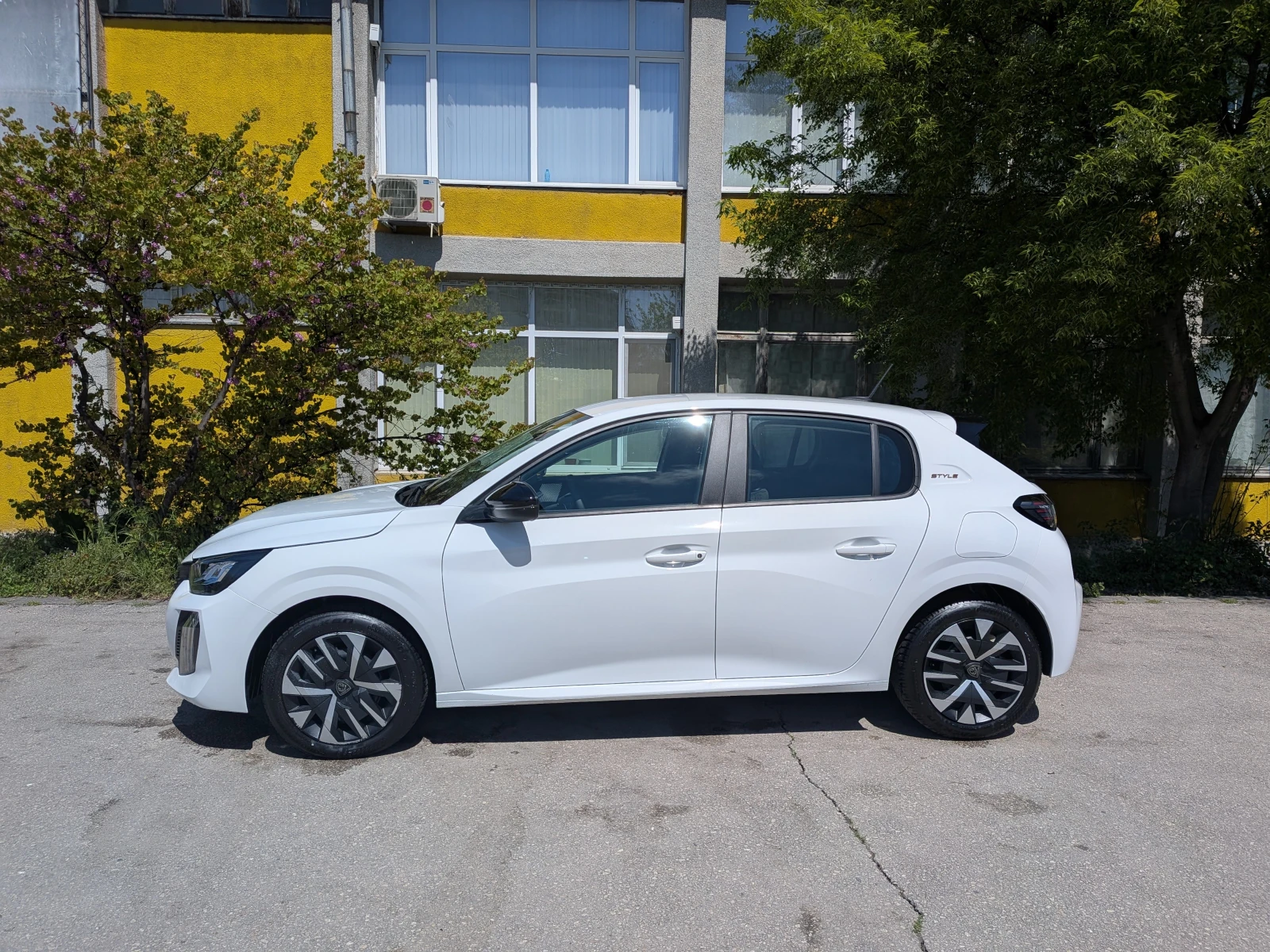 Peugeot 208 HYBRID, снимка 2 - Автомобили и джипове - 54456765