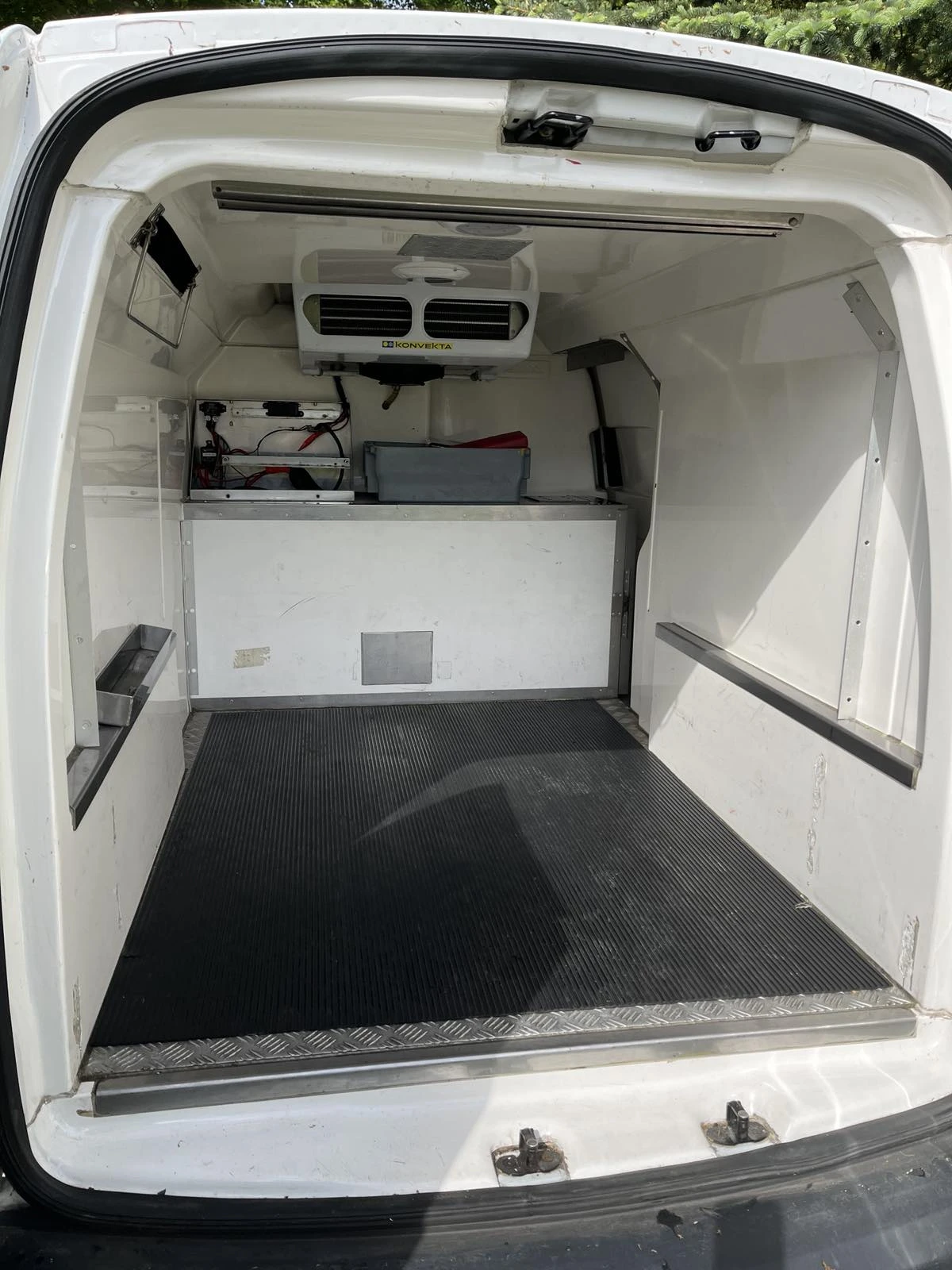 VW Caddy 1.6 Хладилен, снимка 9 - Автомобили и джипове - 54681977