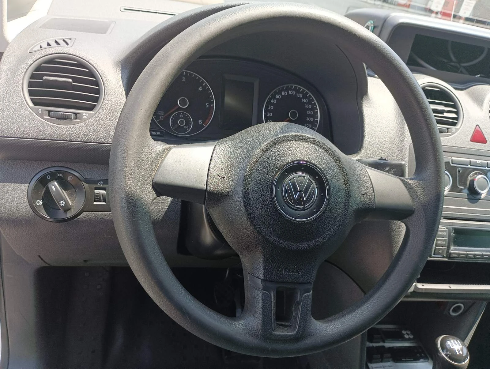 VW Caddy 1.6 Хладилен, снимка 13 - Автомобили и джипове - 55026967