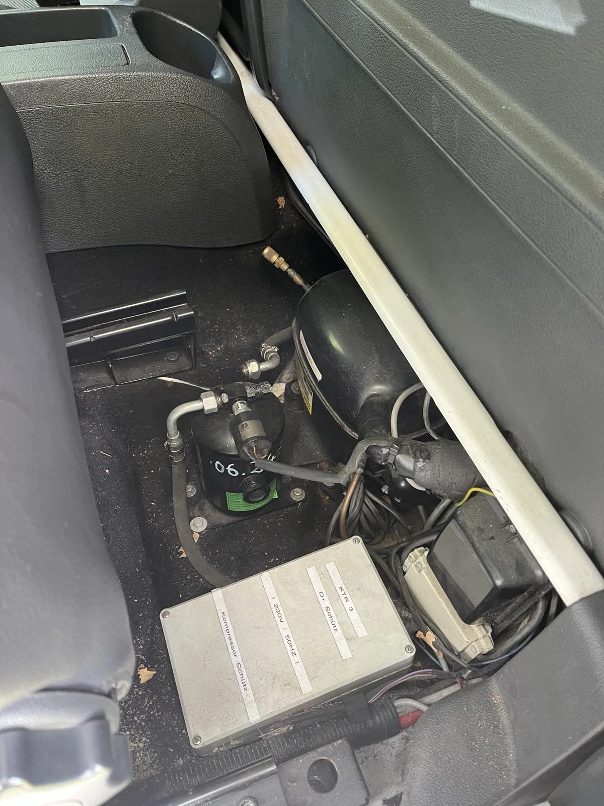 VW Caddy 1.6 Хладилен, снимка 5 - Автомобили и джипове - 54681977