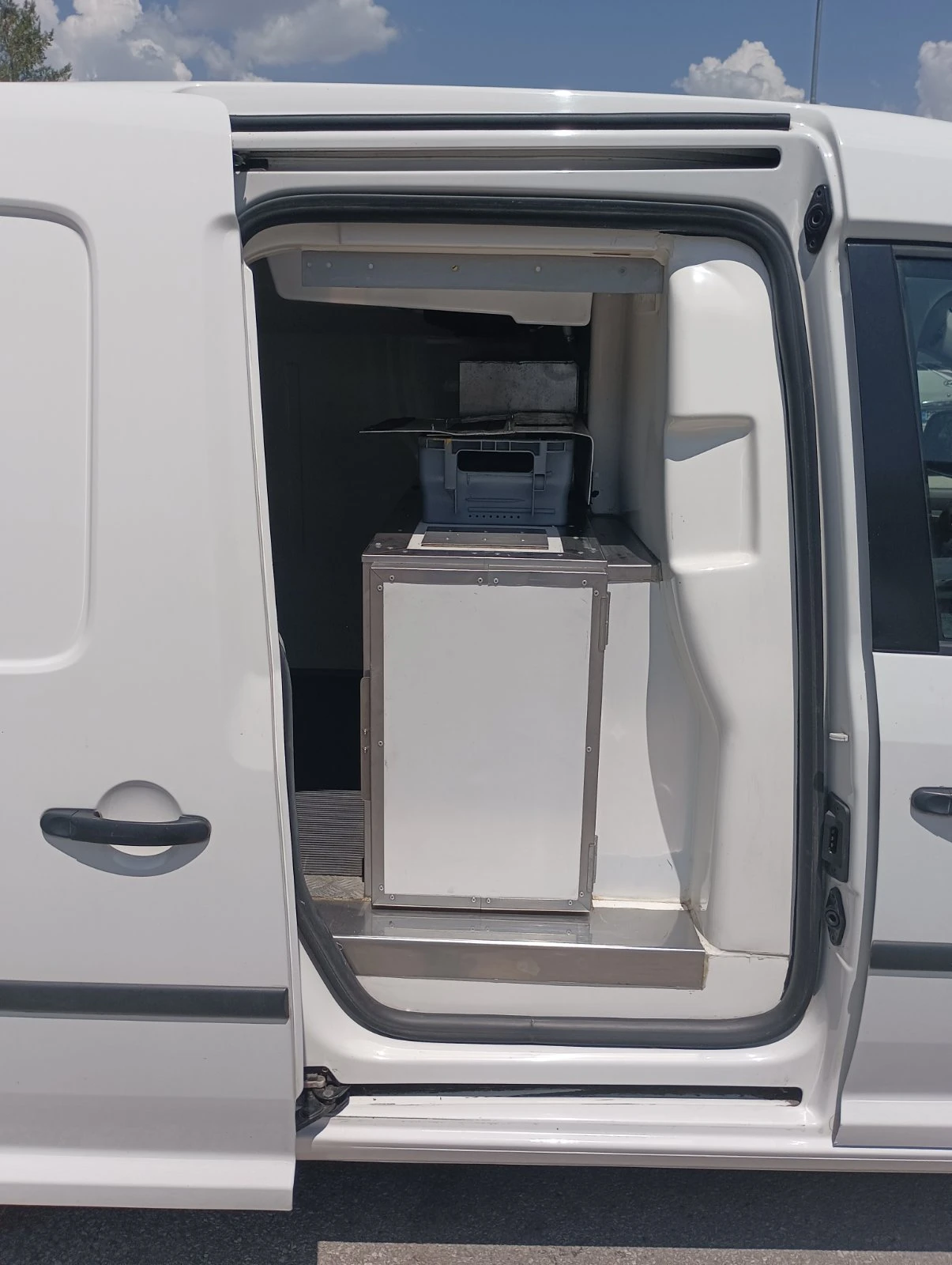VW Caddy 1.6 Хладилен, снимка 15 - Автомобили и джипове - 55026967