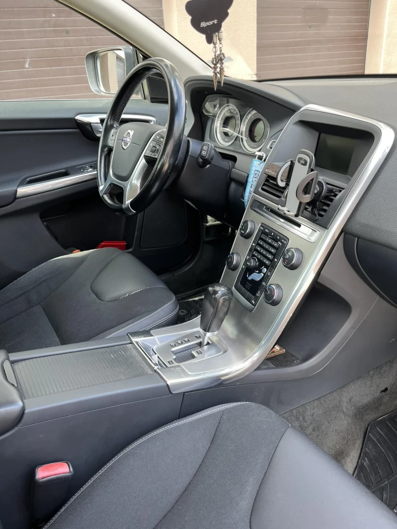 Volvo XC60 D3, снимка 9 - Автомобили и джипове - 52642275